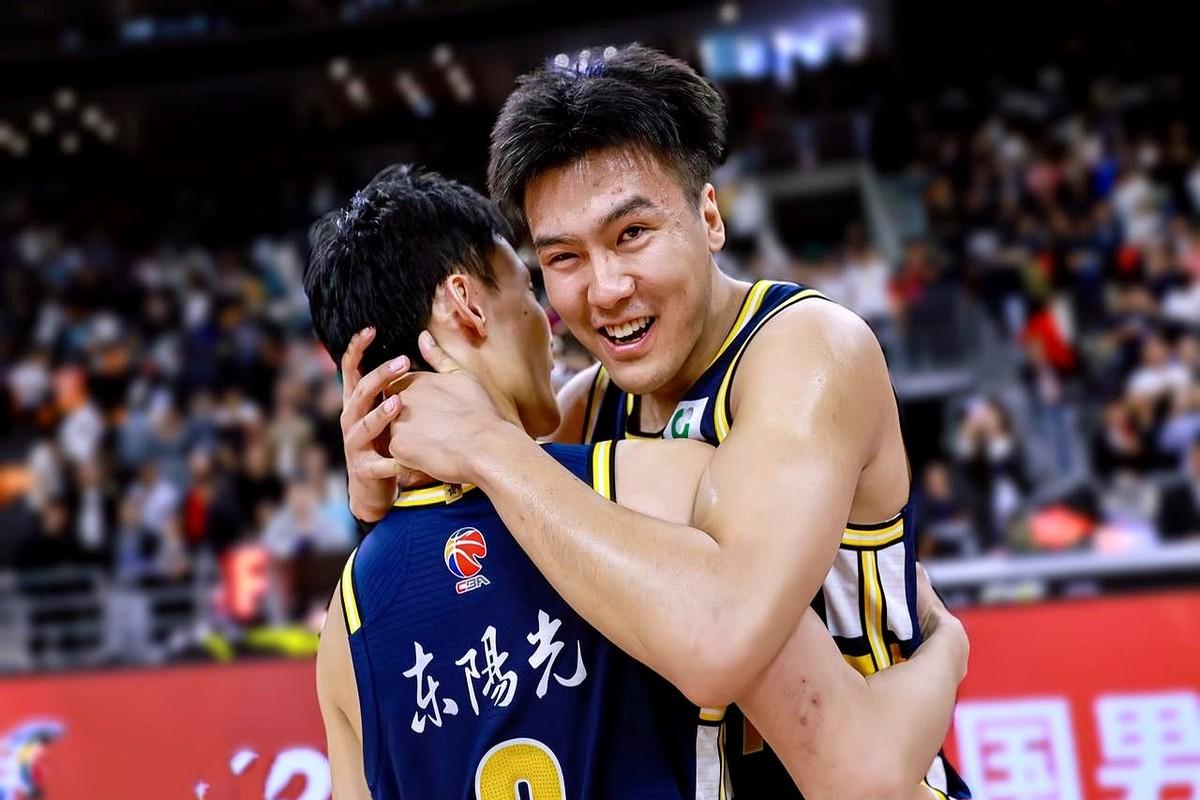 CBA这圈子，人走茶凉的事儿见多了，但黄荣奇这波操作，真是让人没话说。刚到新