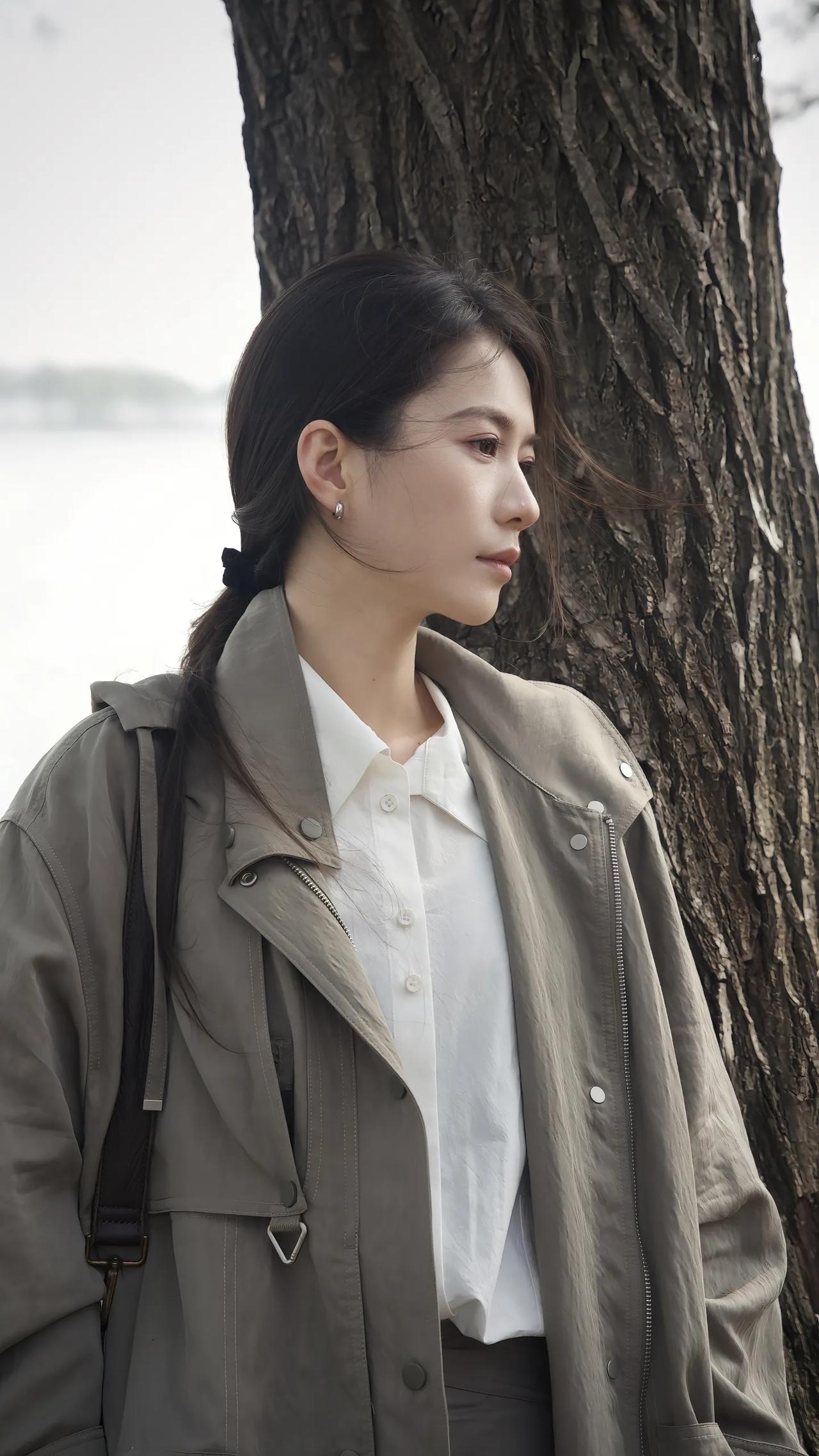 秋日树下的沉思，浅浅微笑，岁月静好。