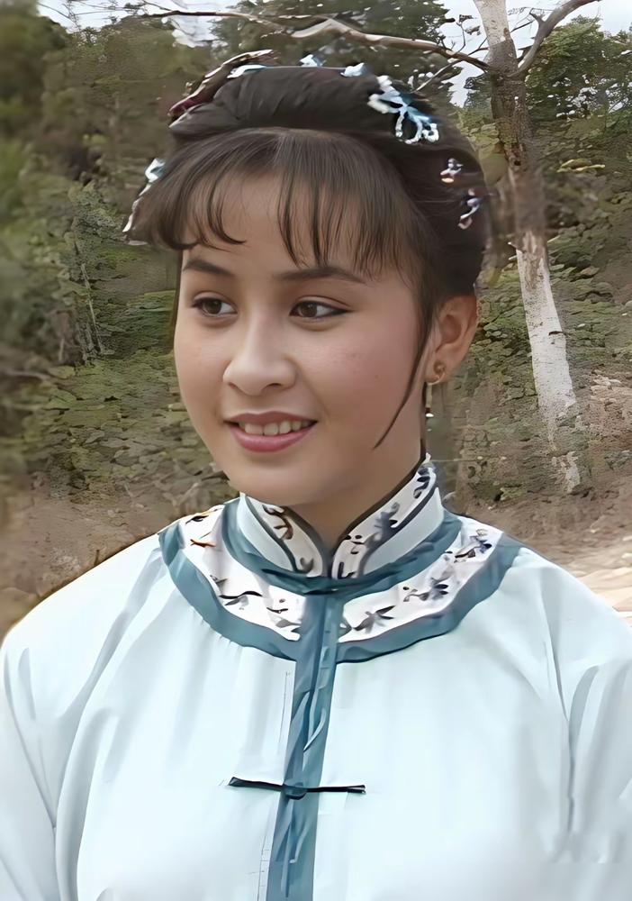 结婚18年无子，刘嘉玲越活越贵你敢信，60岁刘嘉玲逛文武庙，一身行头值600