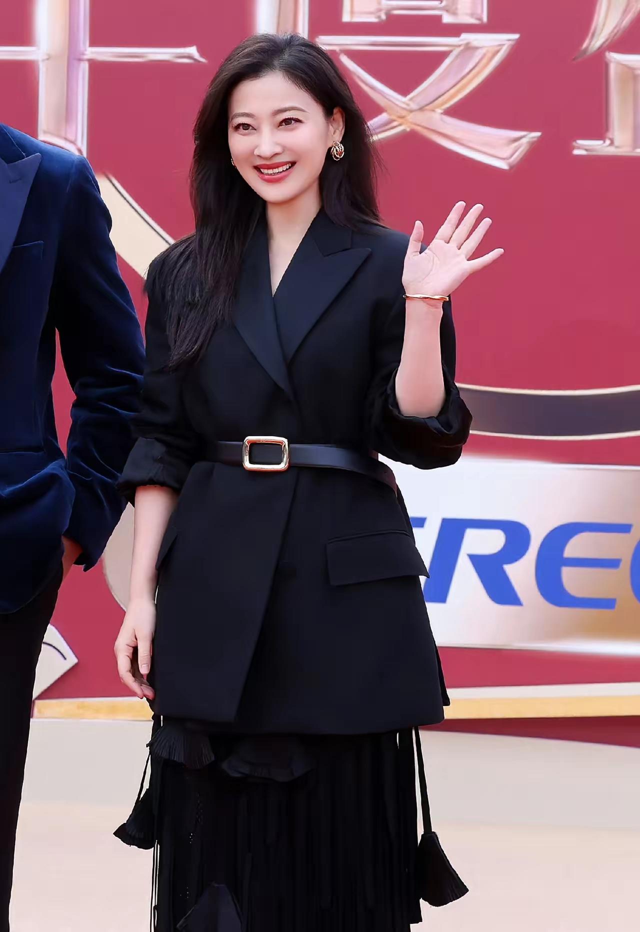 梅婷的面相是真的变了！电视剧年度盛典上的她直接惊艳众人，50岁的年纪愣是活出了3