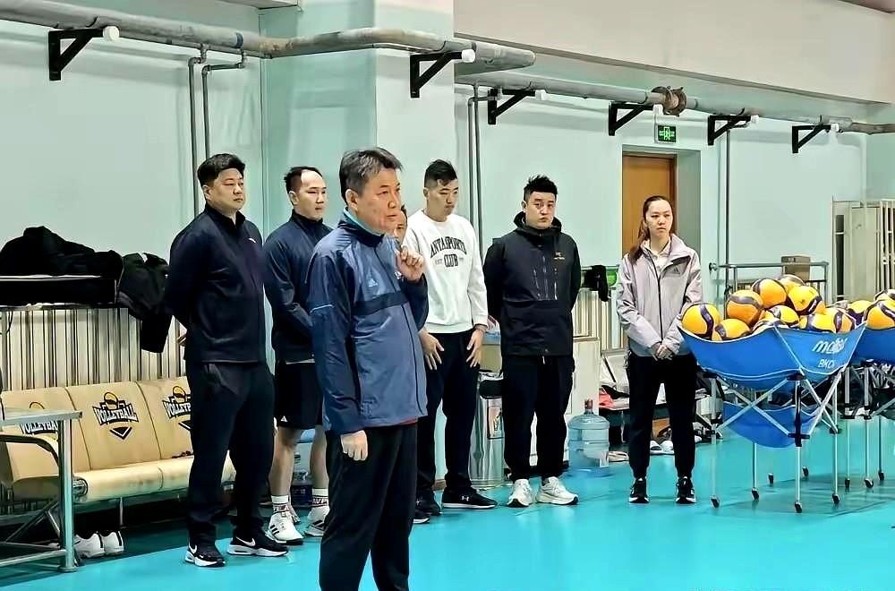 蔡斌上任三把火，第一把火需从队员作风、统一训练服抓起。今日上任第一天，队员训练