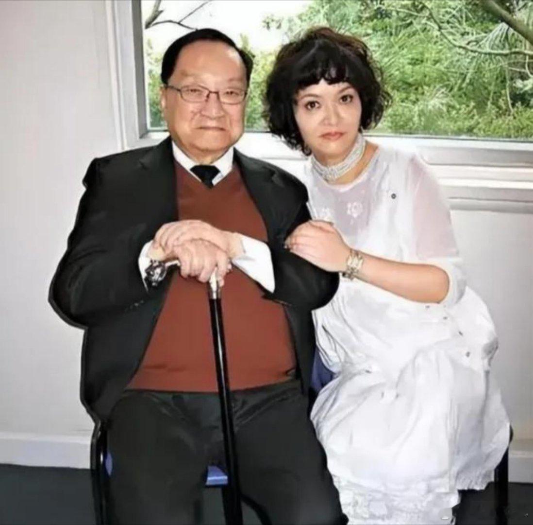 1976年，52岁的金庸爱上16岁女招待，他想要和妻子离婚，妻子说，“可以，但是