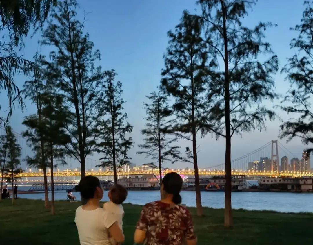 我儿子每月雷打不动给我打2000元，我都存着一分没花。后来儿媳闹离婚，我才知