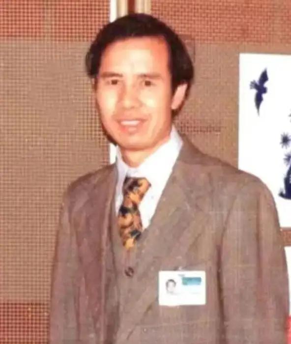 🐰1983年11月，我国外交官何存峰乘坐美国客机飞往纽约，在飞行途中