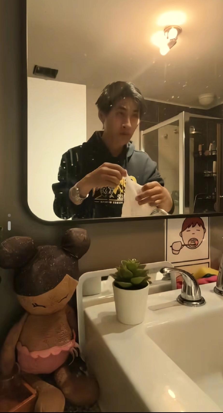 张云鹏回到加拿大的家中后，不忘给亲生父亲和继母发了个视频，好让他们少些对自己的担