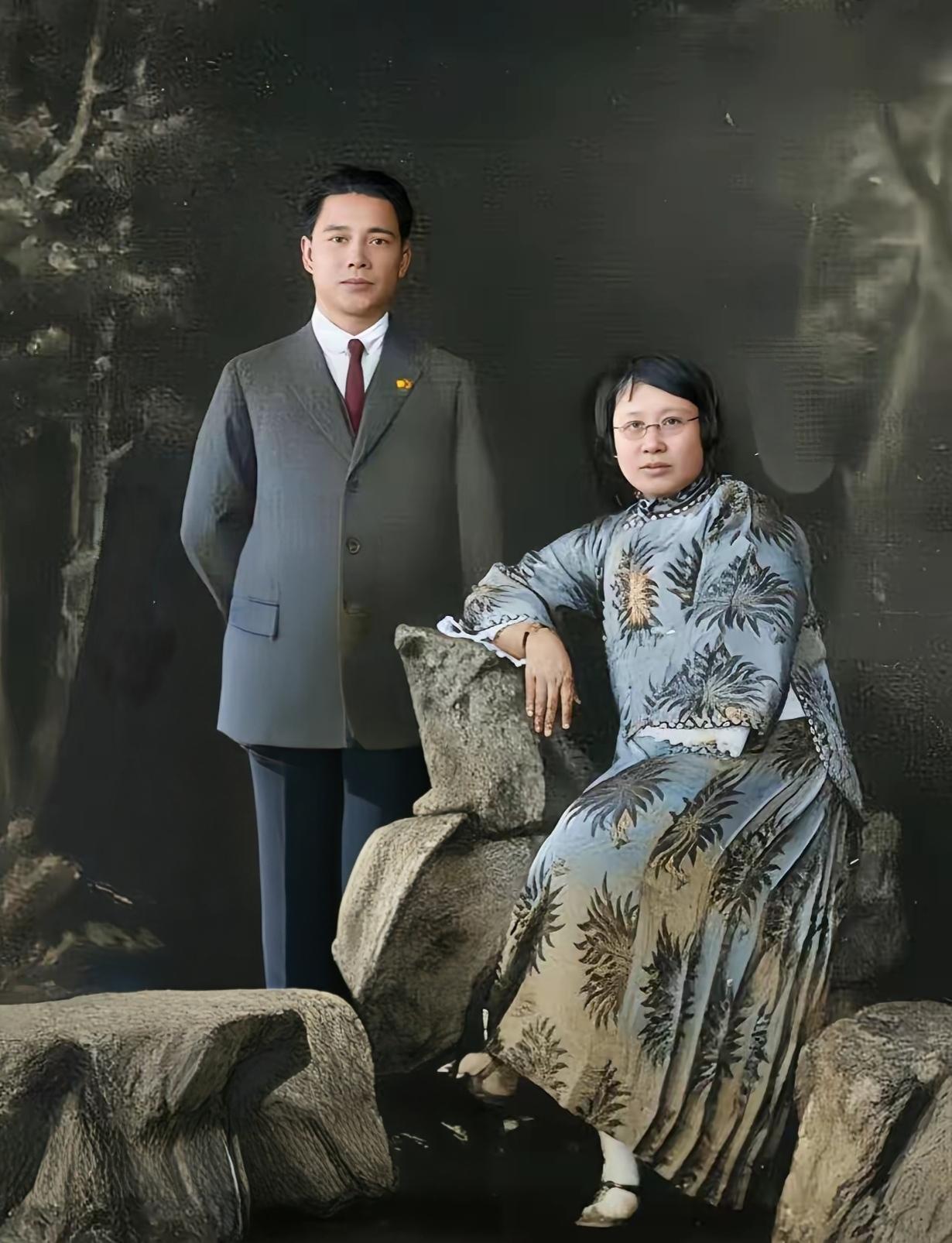 分享一张老照片吧早年闹革命的时候，这两口子的面相还说得过去。后来当了汉奸后两个人