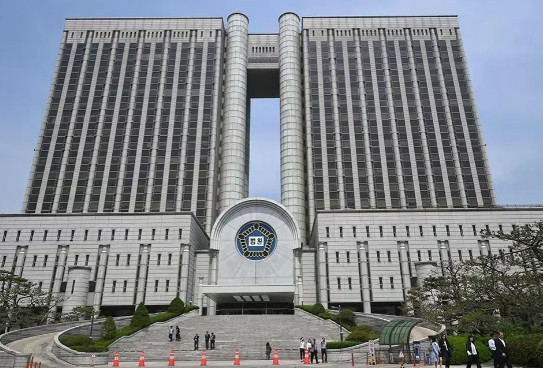 正义的审判即将开始，韩国原总统尹锡悦这时候乘坐了韩国法务部的专用车来到了首尔中央