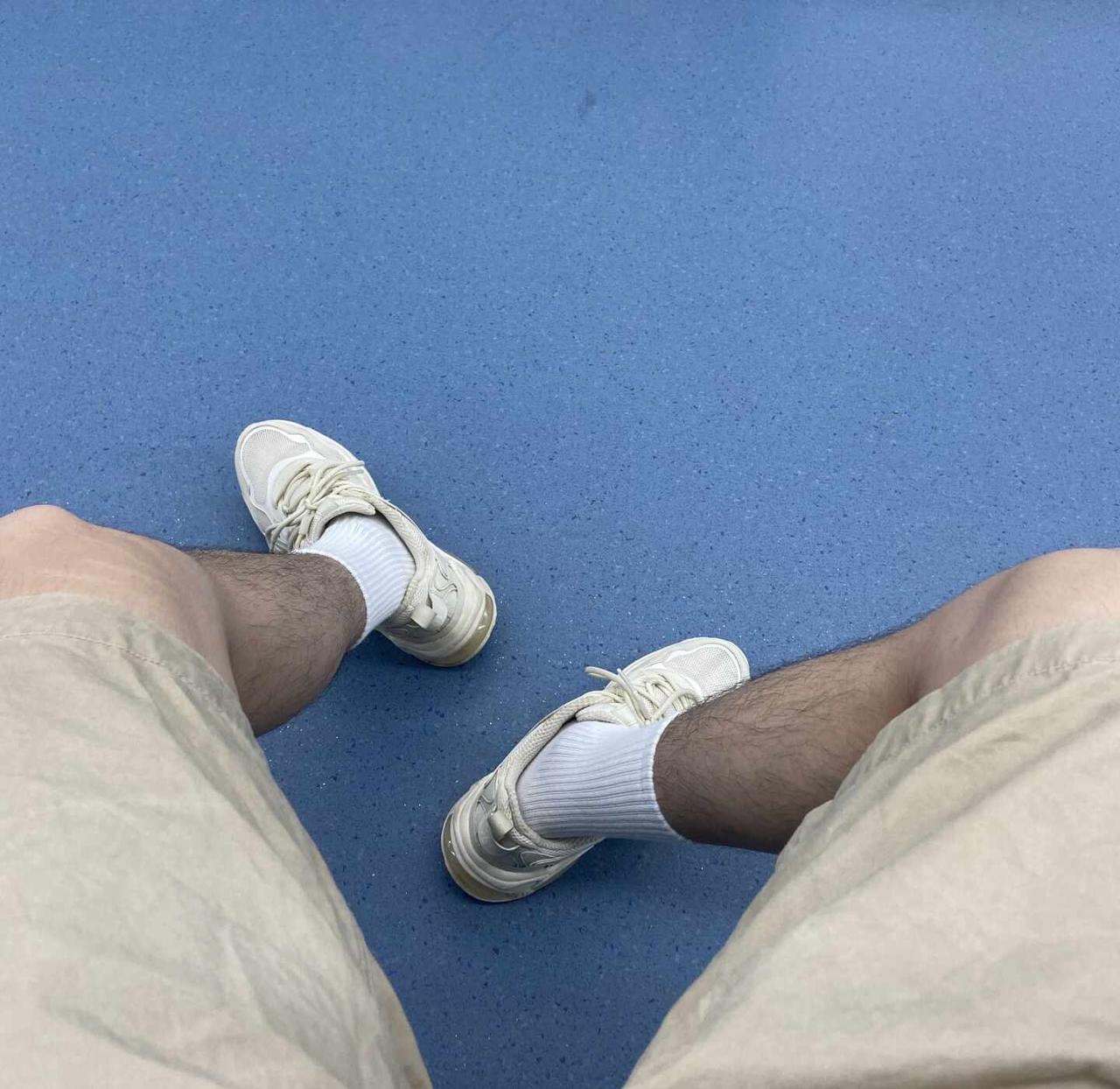 今天穿这双🏸坐个地铁.今天已经被热晕.河北今天太热了今天我穿这双鞋穿舒服的