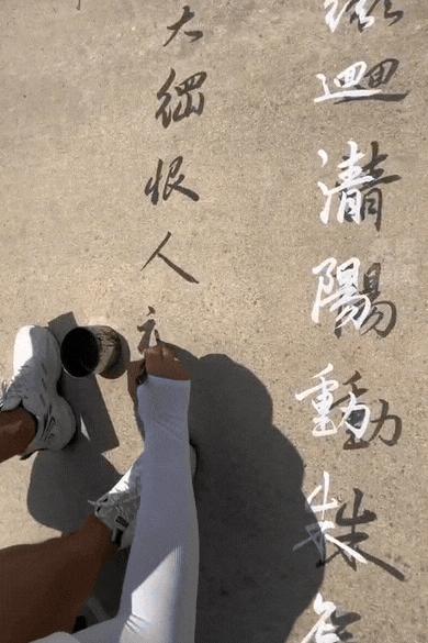 终于火到央视了！河南周口，一名男子大热天在家闲的没事干，他不去上班，也不待在家里