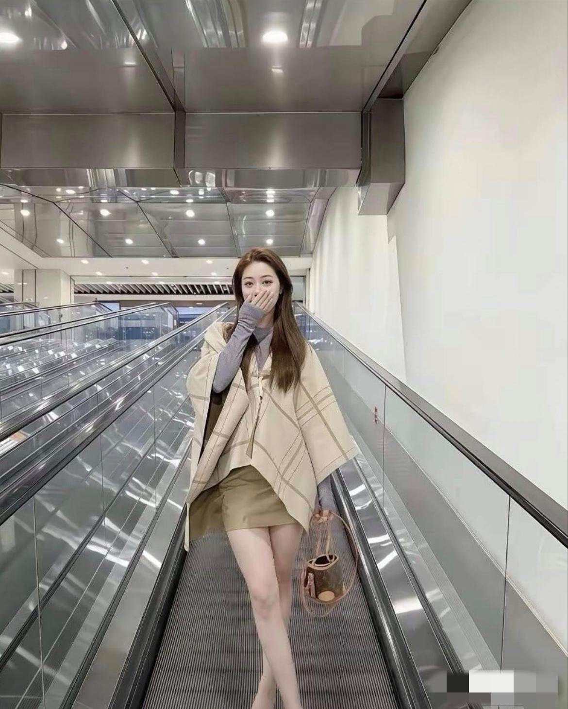 这是传说中的冷白皮吗？美女姐姐有不少人追吧