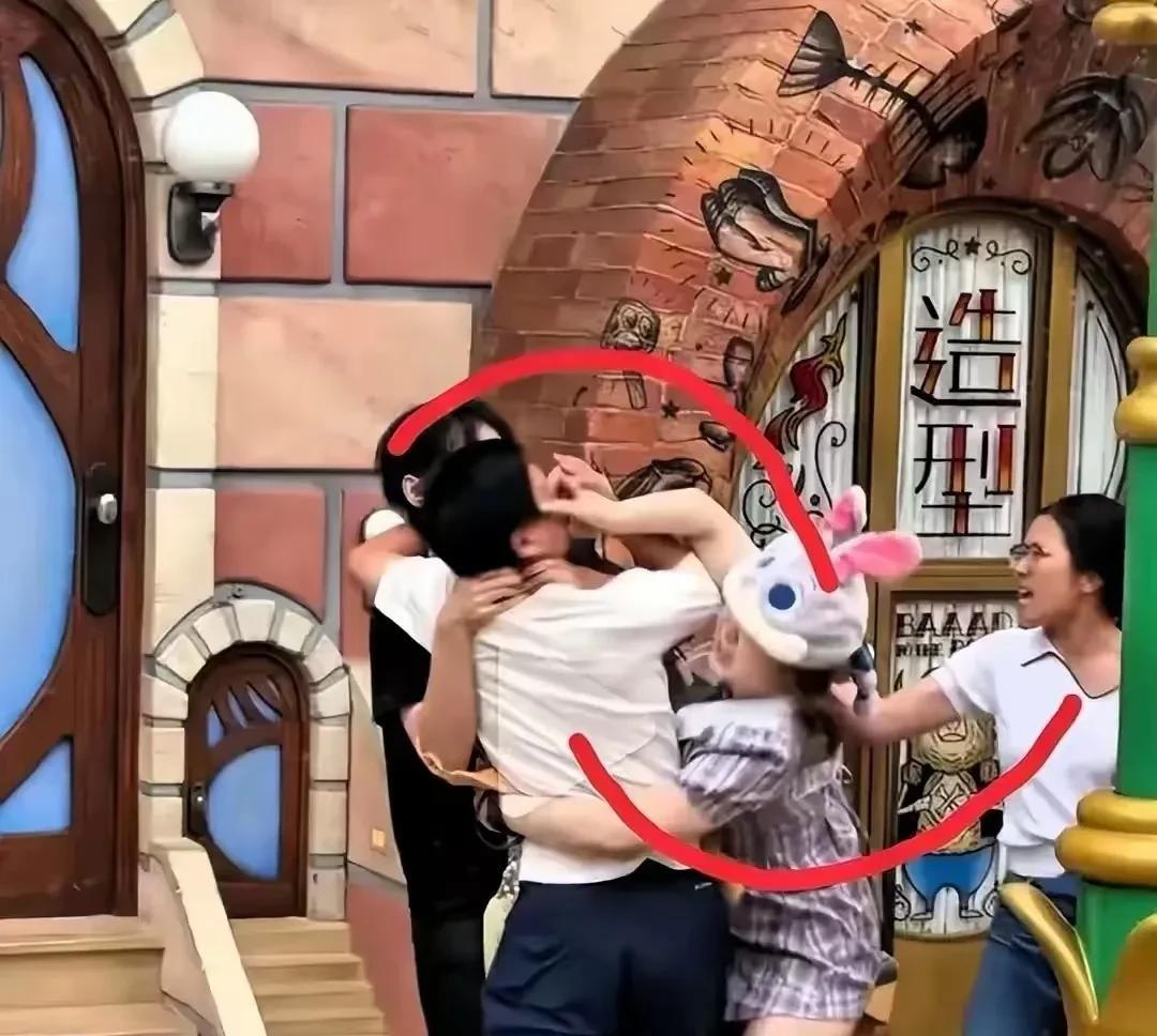迪士尼打架事件全网都在吐槽抱孩子的妈妈窝囊我却觉得她才是最聪明的，因为她懂得