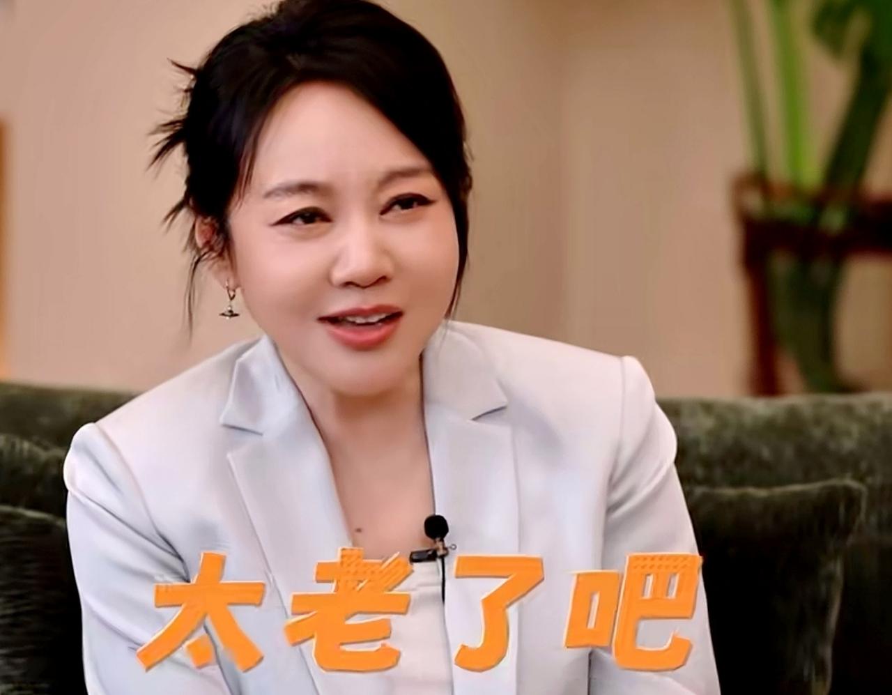 闫妮太会搞笑了，最近的一次采访节目中说，别人老给她牵线介绍男朋友。童瑶就拜托过她