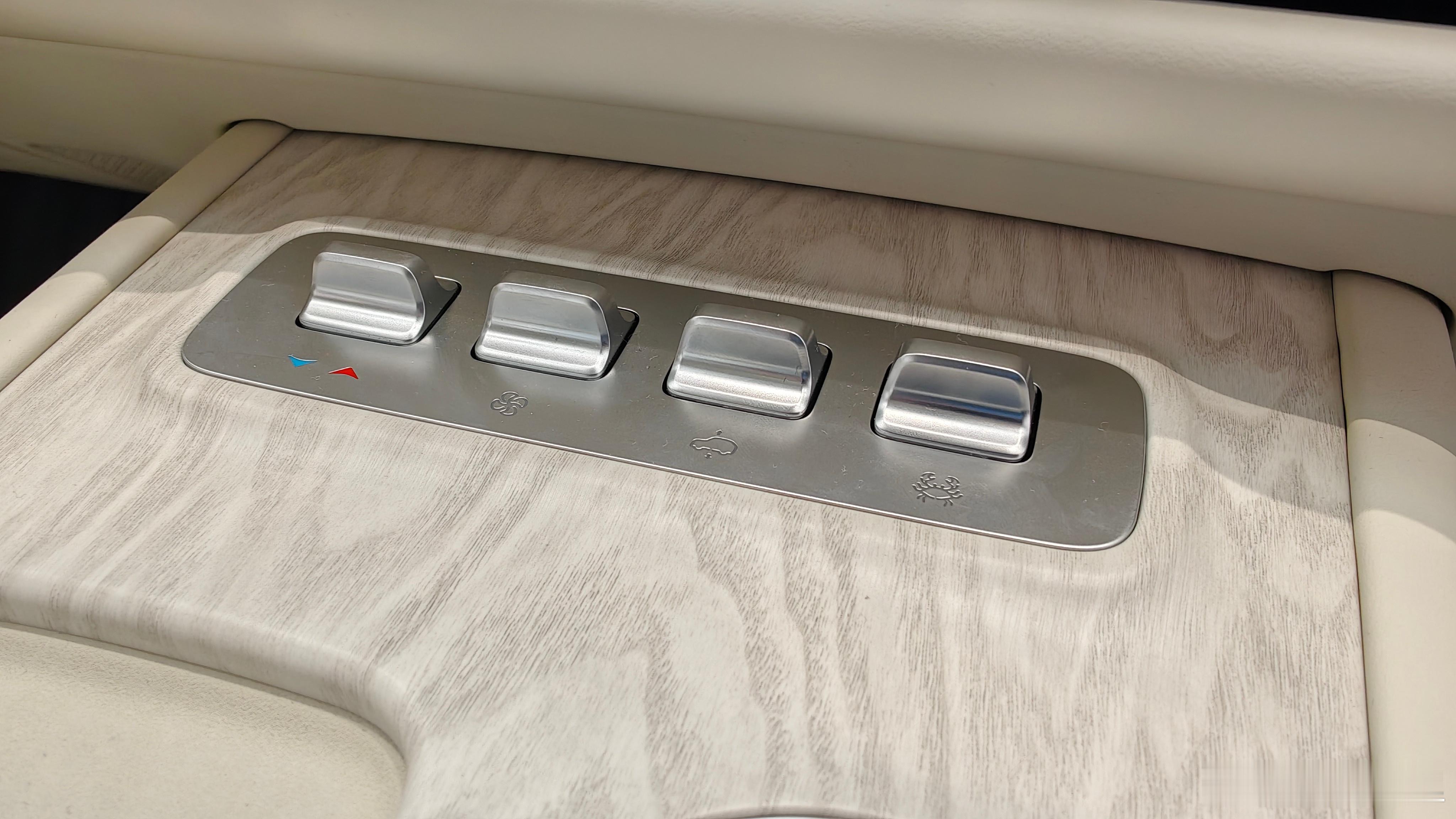 魏牌V9X上面这个四座无线充电面板，是昨天老魏说车给我留下的比较深刻的印象，主要