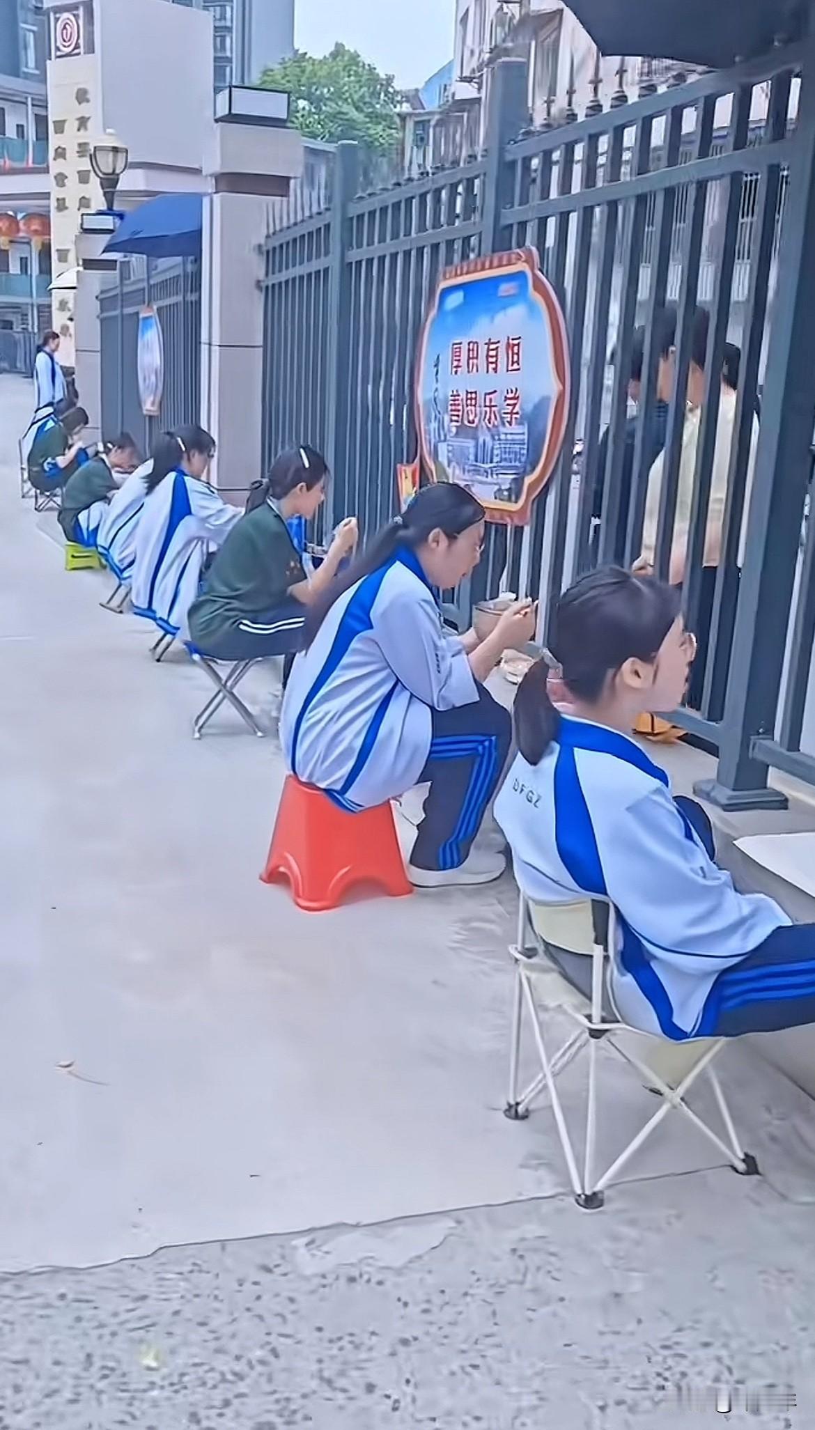 这是学校的悲哀还是家庭的悲哀，学校食堂的饭不吃，家长送饭到学校围墙外面，学生像个