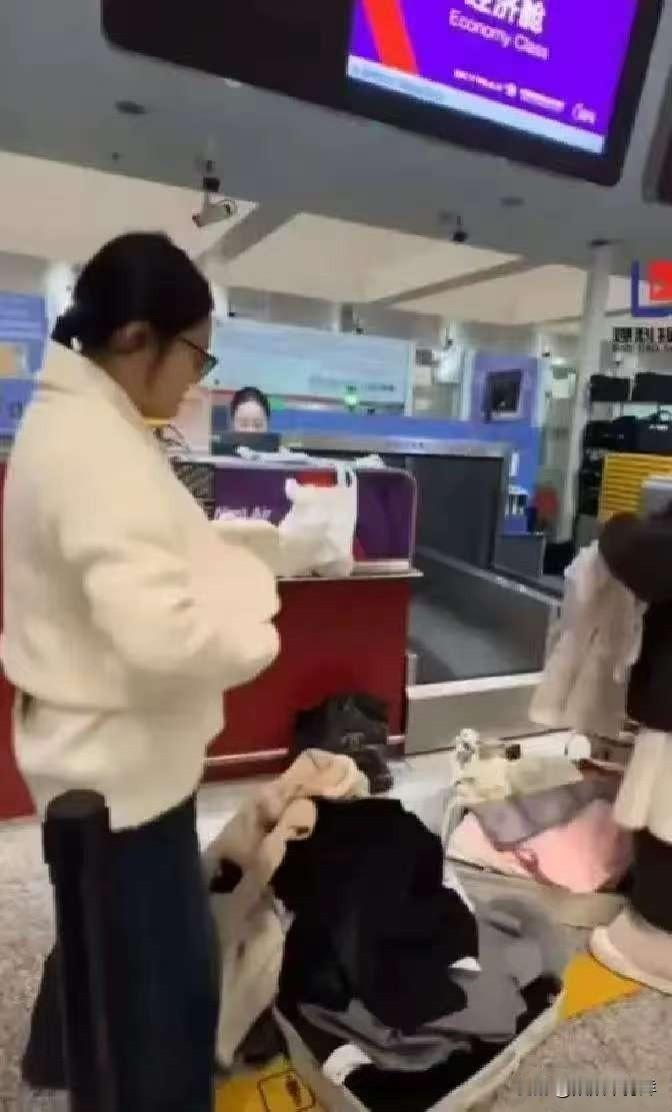 上海浦东机场早班机值机现场，两名女孩为省500元超重费，当场把行李箱里的衣服全穿