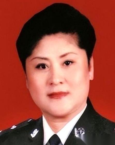 我跟你说，有些人的故事，你都觉得编剧不敢这么写。一个男的，身上绑着炸药，冲进幼