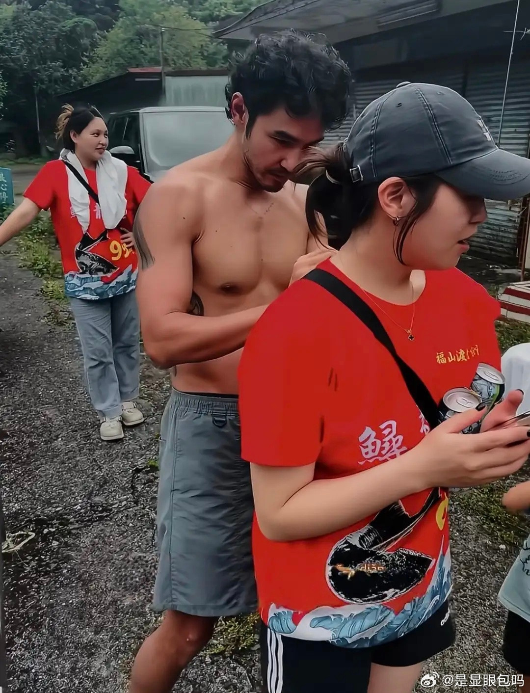 43岁阮经天和朋友到深山野餐被偶遇，他的打扮不修边幅，脱了上衣，露出一身腱子肉，