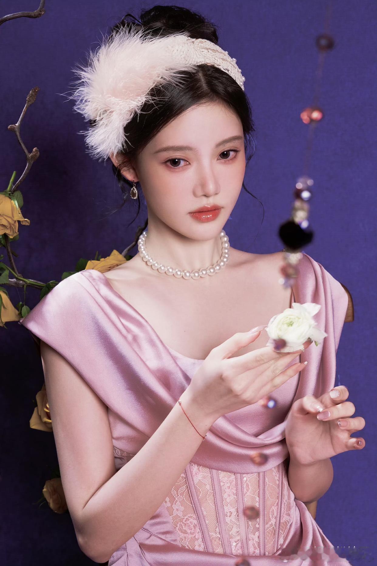 1.杨洋录制花少2的时候融入不进去，各个小团体都在开战，没人和他聊天，就只能和镜