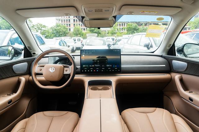 最近刷到零跑D19的内饰座舱信息终于公布了，我赶紧扒了扒相关资料，今天跟大家唠唠