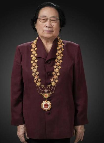屠呦呦先生终于评上院士了，中国首位诺贝尔医学奖得主，数次落选两院院士，却在20