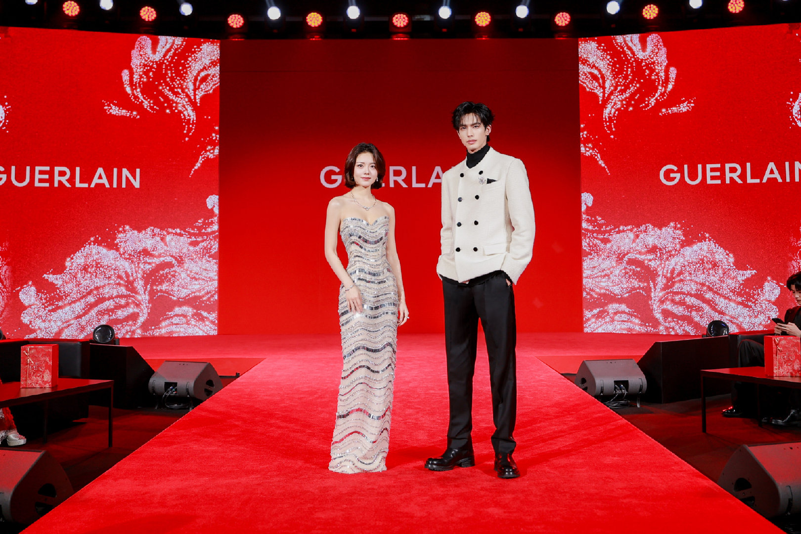 骄阳似我巨幅海报骄阳似我集均1981万骄阳似我集均1981万，骄阳似我巨幅海报