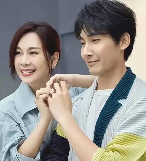 谁能想到，坚持丁克大半辈子的张铎，在46岁竟成了人生赢家。他与陈松伶携手多年，虽