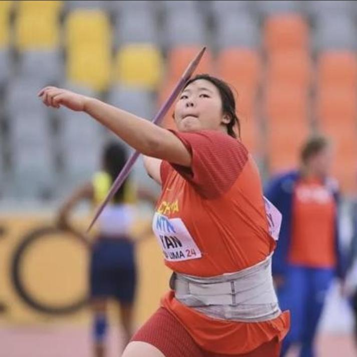 亚运会最离谱的项目出现了，女子标枪，中国18岁小姑娘严子怡，第一次试投，咔咔一扔