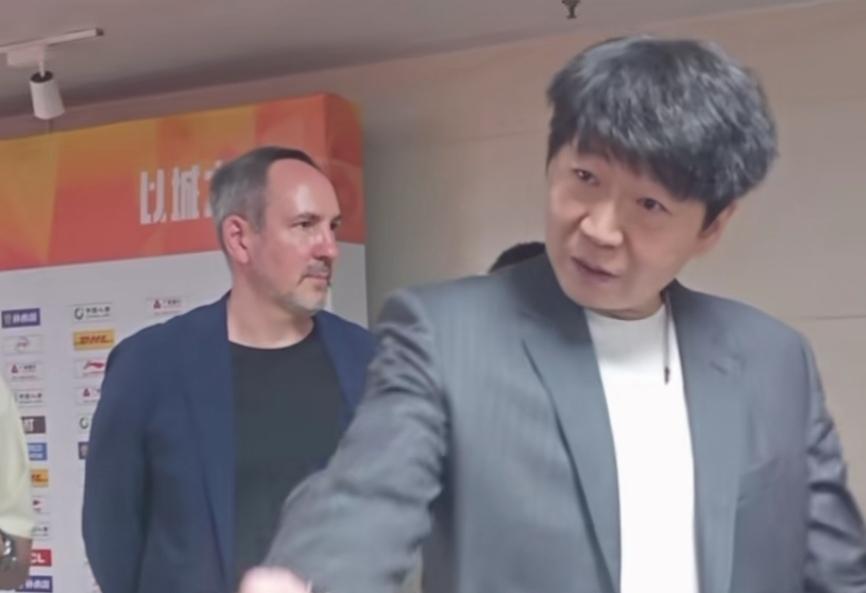 山东男篮季后赛主场输得这么难看，邱彪赛后直接说有些球员"不像职业球员"，这话够重
