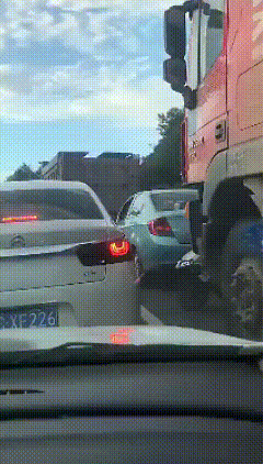 这女的这么作都没死，够她吹嘘一整年了。这段视频真是触目惊心，让人看了后背发凉。