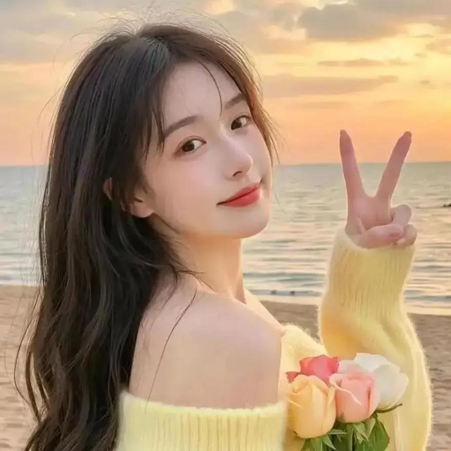 海边少女，温柔微笑，黄色毛衣，粉色花束，夏日浪漫