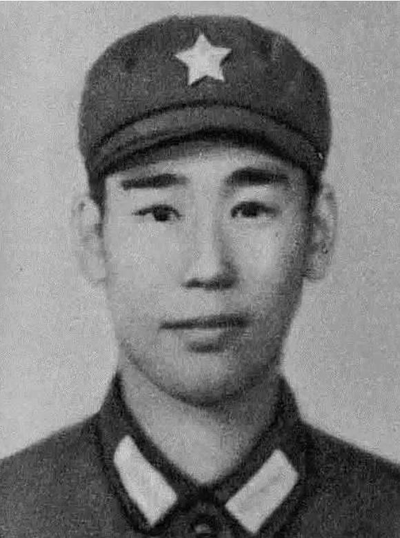 1979年2月，姜利民趁黑夜摸上越军阵地，越军没有发现他,谁知，他突然打开手电筒