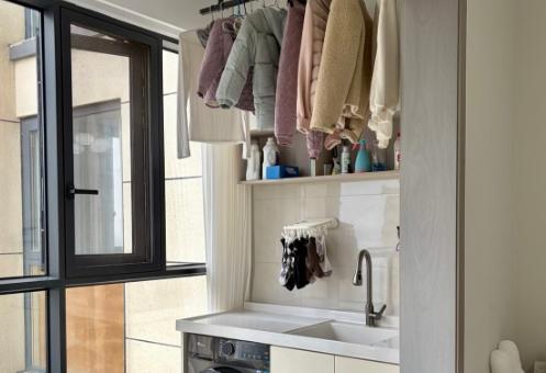 我家阳台，以前就是个“杂物间”。晾衣架、拖把、纸箱、孩子的旧玩具……堆得满满当当