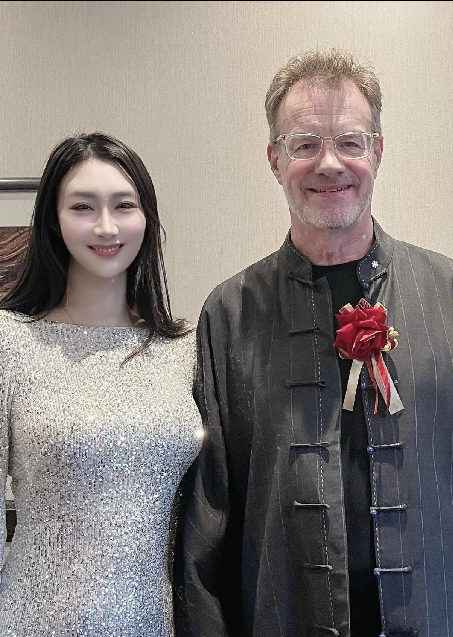 “洋相声演员”大山竟已60岁了，没想到他妻子原来是个重庆妹子，很漂亮~你还记