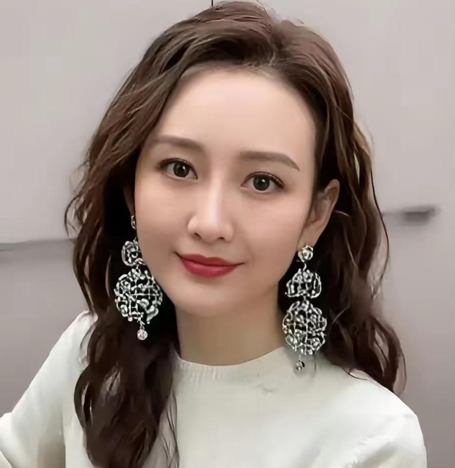 王鸥官宣女儿那天，全网都在找孩子爹是谁。狗仔把何九华在德云社综艺里聊女儿的片段翻
