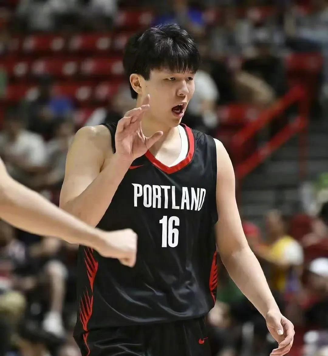 杨翰森投中3个三分，得到15分创新高！NBA夏季联赛，开拓者93-86战胜鹈鹕