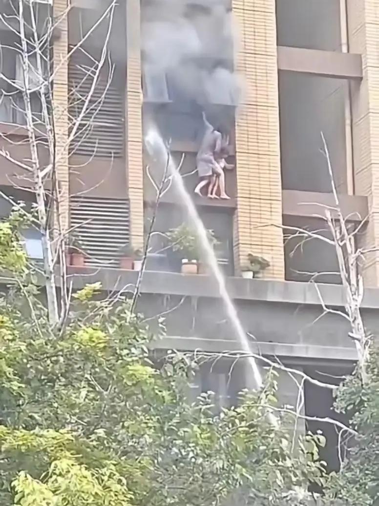 排队道歉！连云港消防回应母女坠楼救援质疑，还原过程：现场不具备铺气垫架云梯条件…