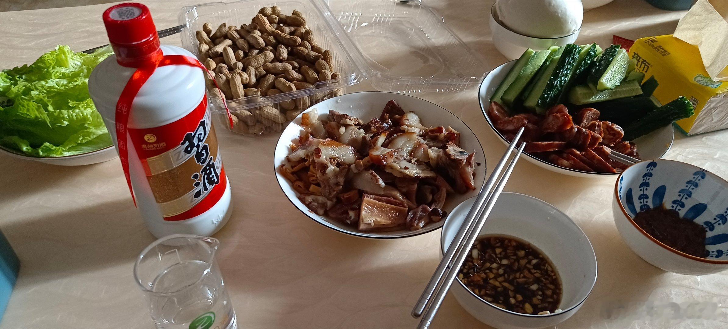 第一次住有地暖的房子地暖还是有用的，尤其是这样的冬天，在家里穿着夏季睡衣，小酒喝