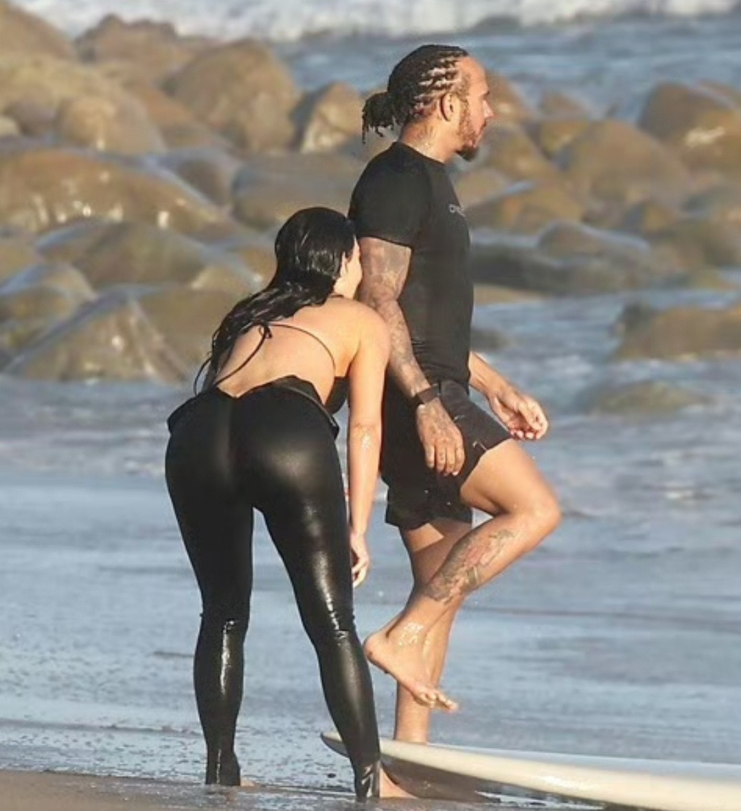 金卡戴珊汉密尔顿海里亲吻金卡戴珊和男友在海边上拥抱接吻。该说不说，两人胆子是真大