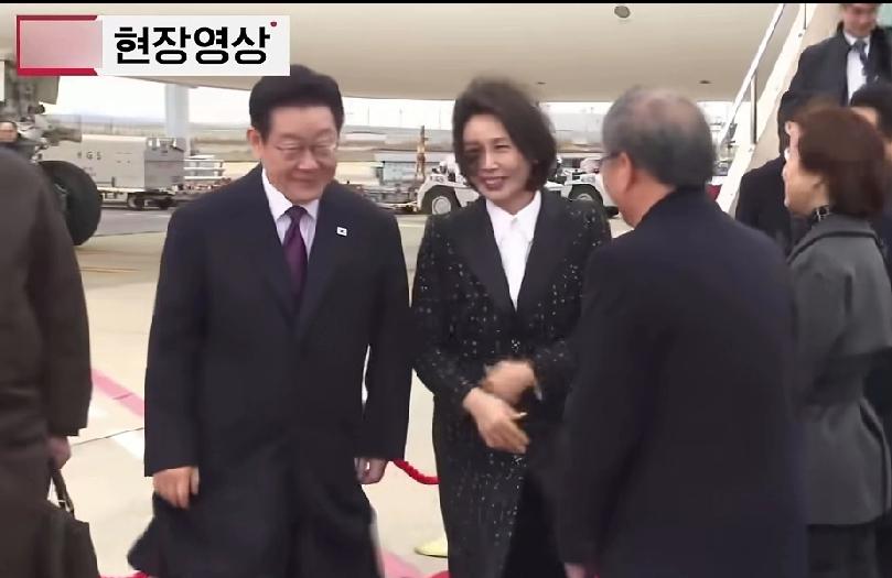 李在明夫妻到访了美国、中国、日本，所受待遇各不相同。这次到访日本，没有仪仗队，