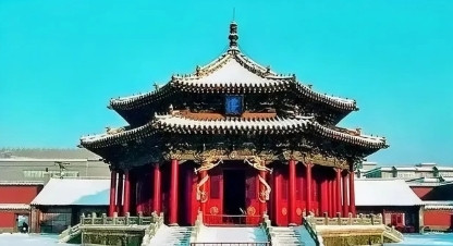 皇太极得知明将洪承畴喜欢女人，就派孝庄去劝降。孝庄说洪承畴是忠肝义胆之人，洪承畴