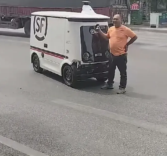 大哥开车被无人驾驶车刮蹭！上去拦着无人驾驶车不让走，无人驾驶车被拦无法正常行驶，
