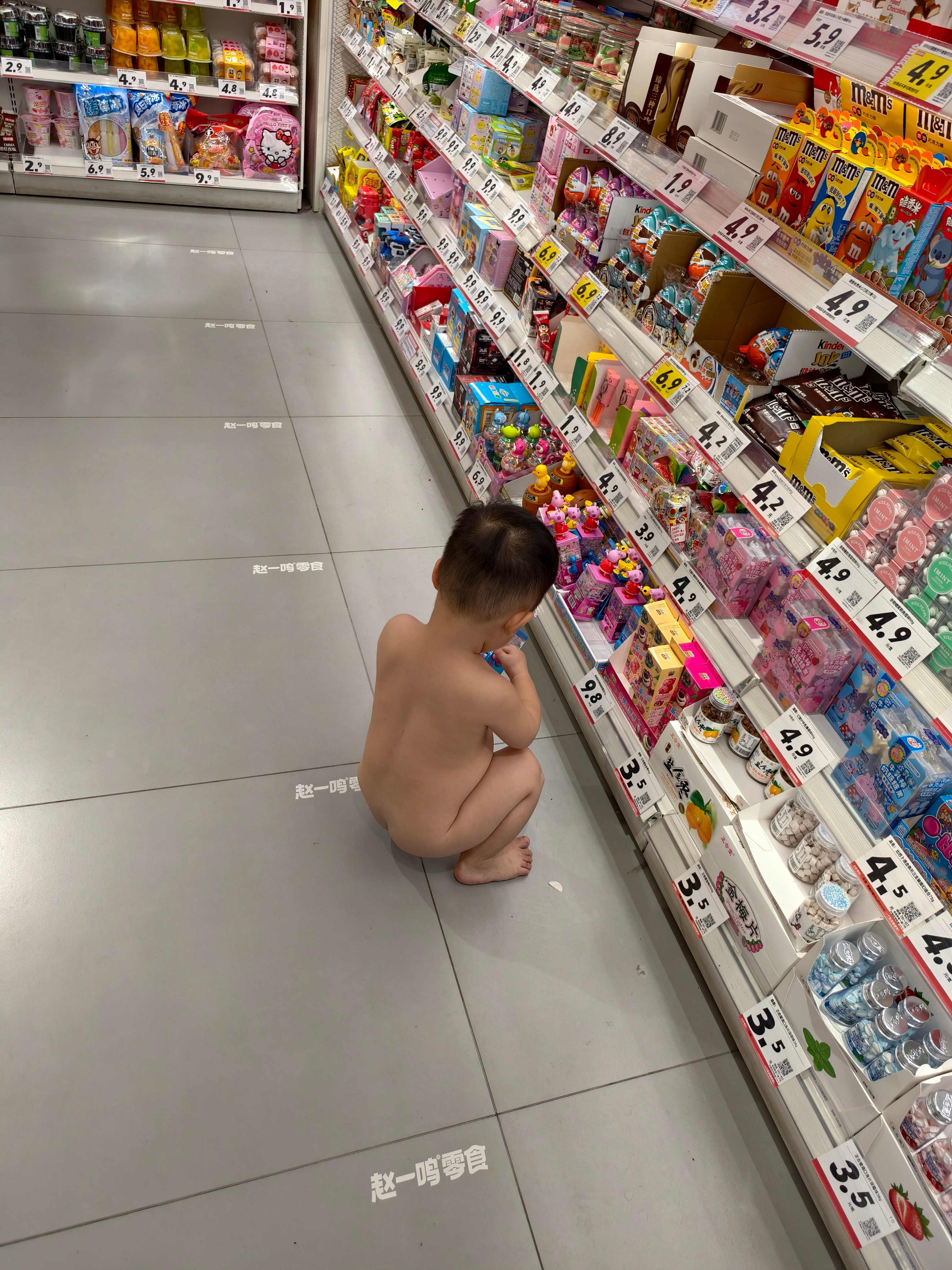 在逛零食店一转身怎么有个小孩👶🏻蹲那里店里冷气很足就两个比他大点的小孩过来了