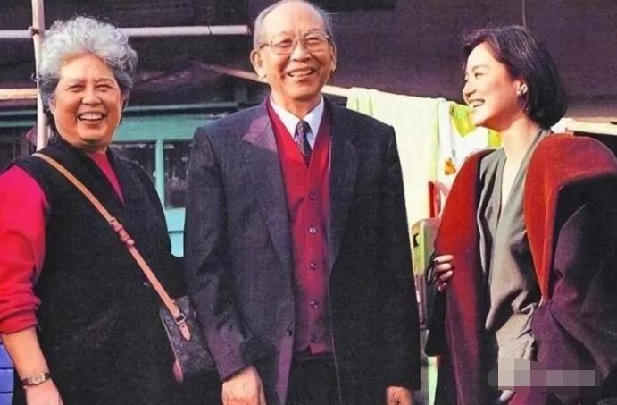 不多见，林青霞与父母亲的合影，母亲典型的山东老太太。演艺圈里，很多港台明星的