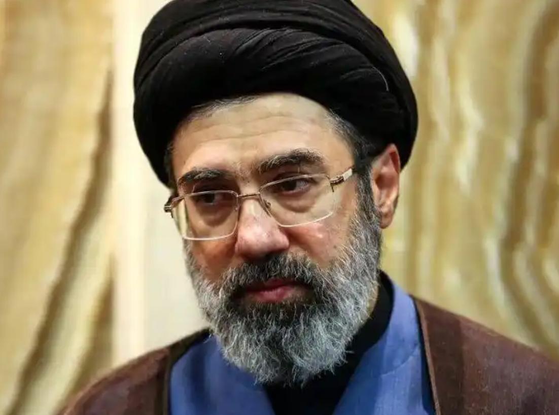 穆杰塔巴发表首份声明，说了三点：1、霍尔木兹海峡继续封闭。2、美国在中东