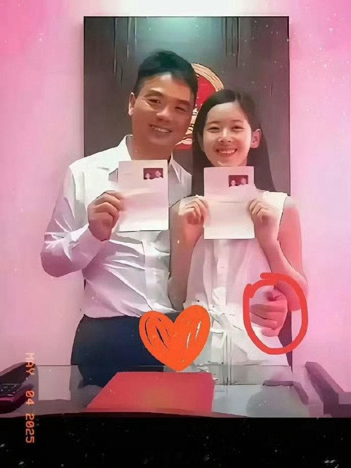这是刘强东和章泽天领完结婚证后的合照。那年刘强东41岁，章泽天还差一个月22岁，