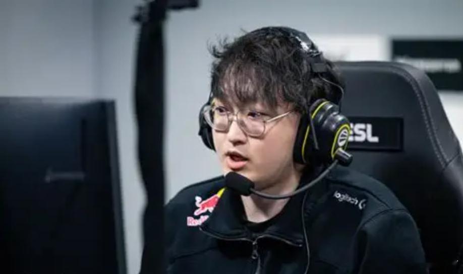 之前四蛆聊鹏哥的新队，说他们之前说要挖Emo打中，但是不一定组的起来dota2