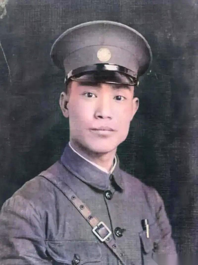 孟良崮惨败，汤恩伯的第一兵团司令官位置空了出来。陈诚的头号大将胡琏，低着头，给