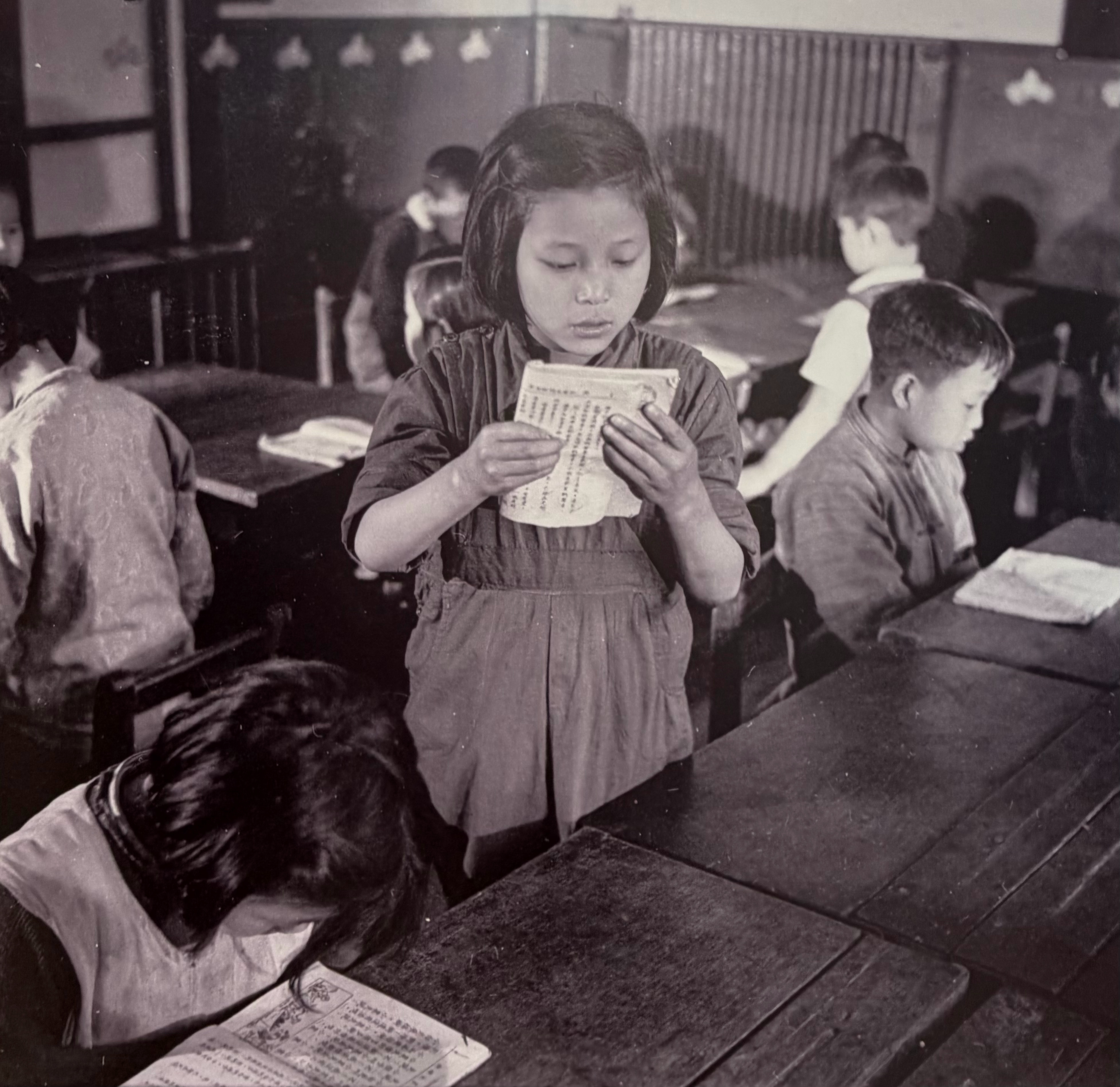 【人像摄影】1950年5月28日，一位义校“小先生”在课堂上，已经可以自己读课本