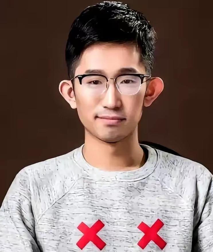 杨奇函，清华高材生、《奇葩说》辩手，被网恋女友以“怕他撩骚”为由套出手机密码，每