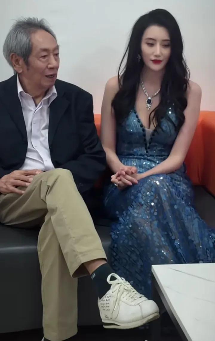 这位老爷子比张纪中步子跨的更大更能耍，娇妻与自己三十七岁的年龄差，而且外观王奎荣